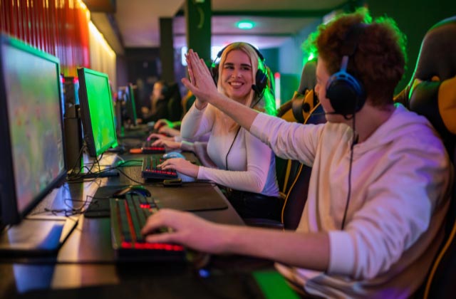 2 gamers participando en un evento online multijugador