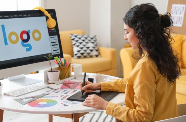 Foto de una ilustradora dibujando con su tableta gráfica